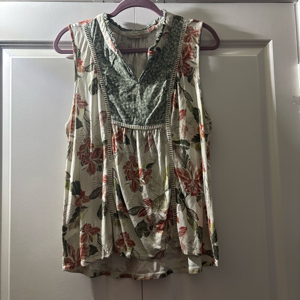 Sleeveless Floral V-Neck Camisole in Cream and Green